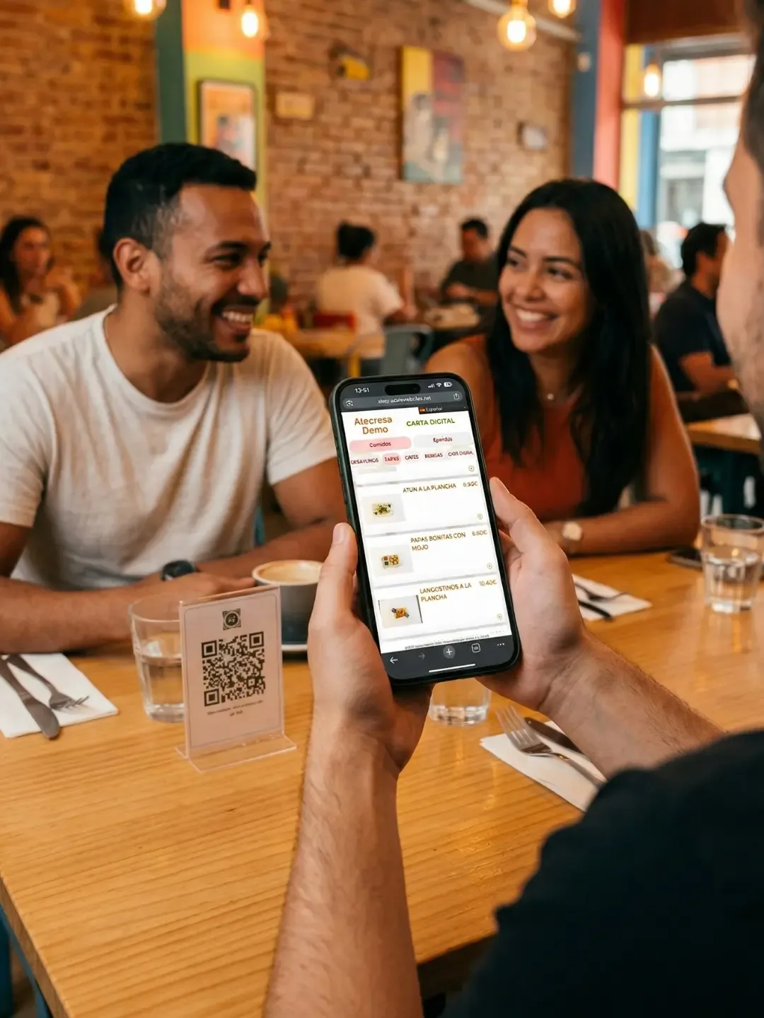 Cliente consultando la carta digital de MyOrder en su móvil junto a un código QR sobre la mesa de un restaurante